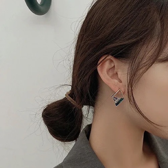 M Contrast Acrylic Tortoise Shell Bar Gold Earrings - Picture 5 of 9